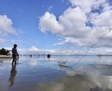 A pesca artesanal, que garante renda para cerca de 6 mil famílias no litoral paranaense, é tema da nova campanha de educação ambiental da Portos do Paraná. A empresa pública promove ações de comunicação e valorização da atividade, aproveitando o aumento no número de veranistas nas praias do Estado.