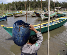 A pesca artesanal, que garante renda para cerca de 6 mil famílias no litoral paranaense, é tema da nova campanha de educação ambiental da Portos do Paraná. A empresa pública promove ações de comunicação e valorização da atividade, aproveitando o aumento no número de veranistas nas praias do Estado.