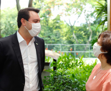 O governador Carlos Massa Ratinho Junior afirmou nesta quinta-feira (7), em visita à Fundação Oswaldo Cruz (Fiocruz), no Rio de Janeiro, que a vacinação no Paraná deve começar em janeiro em profissionais de saúde e comunidades indígenas isoladas.