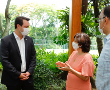 O governador Carlos Massa Ratinho Junior afirmou nesta quinta-feira (7), em visita à Fundação Oswaldo Cruz (Fiocruz), no Rio de Janeiro, que a vacinação no Paraná deve começar em janeiro em profissionais de saúde e comunidades indígenas isoladas.
