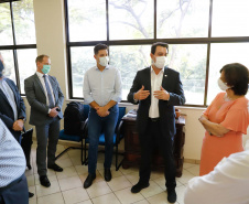 O governador Carlos Massa Ratinho Junior afirmou nesta quinta-feira (7), em visita à Fundação Oswaldo Cruz (Fiocruz), no Rio de Janeiro, que a vacinação no Paraná deve começar em janeiro em profissionais de saúde e comunidades indígenas isoladas.