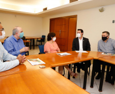 O governador Carlos Massa Ratinho Junior afirmou nesta quinta-feira (7), em visita à Fundação Oswaldo Cruz (Fiocruz), no Rio de Janeiro, que a vacinação no Paraná deve começar em janeiro em profissionais de saúde e comunidades indígenas isoladas.