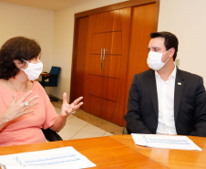 O governador Carlos Massa Ratinho Junior afirmou nesta quinta-feira (7), em visita à Fundação Oswaldo Cruz (Fiocruz), no Rio de Janeiro, que a vacinação no Paraná deve começar em janeiro em profissionais de saúde e comunidades indígenas isoladas.