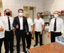 O governador Carlos Massa Ratinho Junior afirmou nesta quinta-feira (7), em visita à Fundação Oswaldo Cruz (Fiocruz), no Rio de Janeiro, que a vacinação no Paraná deve começar em janeiro em profissionais de saúde e comunidades indígenas isoladas.