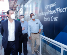O governador Carlos Massa Ratinho Junior afirmou nesta quinta-feira (7), em visita à Fundação Oswaldo Cruz (Fiocruz), no Rio de Janeiro, que a vacinação no Paraná deve começar em janeiro em profissionais de saúde e comunidades indígenas isoladas.