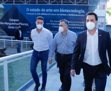 O governador Carlos Massa Ratinho Junior afirmou nesta quinta-feira (7), em visita à Fundação Oswaldo Cruz (Fiocruz), no Rio de Janeiro, que a vacinação no Paraná deve começar em janeiro em profissionais de saúde e comunidades indígenas isoladas.