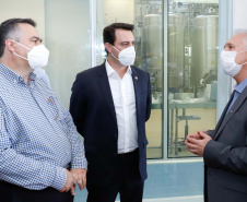 O governador Carlos Massa Ratinho Junior afirmou nesta quinta-feira (7), em visita à Fundação Oswaldo Cruz (Fiocruz), no Rio de Janeiro, que a vacinação no Paraná deve começar em janeiro em profissionais de saúde e comunidades indígenas isoladas.