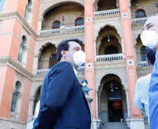 O governador Carlos Massa Ratinho Junior afirmou nesta quinta-feira (7), em visita à Fundação Oswaldo Cruz (Fiocruz), no Rio de Janeiro, que a vacinação no Paraná deve começar em janeiro em profissionais de saúde e comunidades indígenas isoladas.