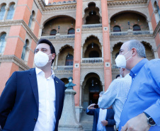 O governador Carlos Massa Ratinho Junior afirmou nesta quinta-feira (7), em visita à Fundação Oswaldo Cruz (Fiocruz), no Rio de Janeiro, que a vacinação no Paraná deve começar em janeiro em profissionais de saúde e comunidades indígenas isoladas.