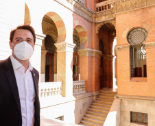 O governador Carlos Massa Ratinho Junior afirmou nesta quinta-feira (7), em visita à Fundação Oswaldo Cruz (Fiocruz), no Rio de Janeiro, que a vacinação no Paraná deve começar em janeiro em profissionais de saúde e comunidades indígenas isoladas.