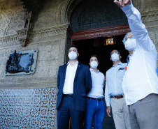 O governador Carlos Massa Ratinho Junior afirmou nesta quinta-feira (7), em visita à Fundação Oswaldo Cruz (Fiocruz), no Rio de Janeiro, que a vacinação no Paraná deve começar em janeiro em profissionais de saúde e comunidades indígenas isoladas.
