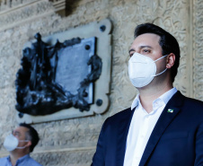 O governador Carlos Massa Ratinho Junior afirmou nesta quinta-feira (7), em visita à Fundação Oswaldo Cruz (Fiocruz), no Rio de Janeiro, que a vacinação no Paraná deve começar em janeiro em profissionais de saúde e comunidades indígenas isoladas.