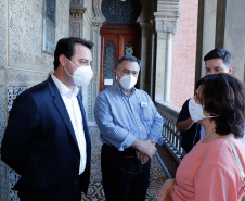 O governador Carlos Massa Ratinho Junior afirmou nesta quinta-feira (7), em visita à Fundação Oswaldo Cruz (Fiocruz), no Rio de Janeiro, que a vacinação no Paraná deve começar em janeiro em profissionais de saúde e comunidades indígenas isoladas.