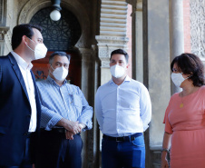 O governador Carlos Massa Ratinho Junior afirmou nesta quinta-feira (7), em visita à Fundação Oswaldo Cruz (Fiocruz), no Rio de Janeiro, que a vacinação no Paraná deve começar em janeiro em profissionais de saúde e comunidades indígenas isoladas.