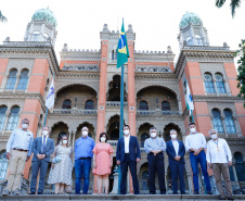 O governador Carlos Massa Ratinho Junior afirmou nesta quinta-feira (7), em visita à Fundação Oswaldo Cruz (Fiocruz), no Rio de Janeiro, que a vacinação no Paraná deve começar em janeiro em profissionais de saúde e comunidades indígenas isoladas.