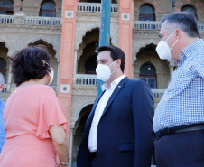 O governador Carlos Massa Ratinho Junior afirmou nesta quinta-feira (7), em visita à Fundação Oswaldo Cruz (Fiocruz), no Rio de Janeiro, que a vacinação no Paraná deve começar em janeiro em profissionais de saúde e comunidades indígenas isoladas.