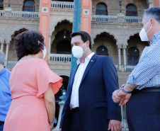 O governador Carlos Massa Ratinho Junior afirmou nesta quinta-feira (7), em visita à Fundação Oswaldo Cruz (Fiocruz), no Rio de Janeiro, que a vacinação no Paraná deve começar em janeiro em profissionais de saúde e comunidades indígenas isoladas.