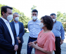 O governador Carlos Massa Ratinho Junior afirmou nesta quinta-feira (7), em visita à Fundação Oswaldo Cruz (Fiocruz), no Rio de Janeiro, que a vacinação no Paraná deve começar em janeiro em profissionais de saúde e comunidades indígenas isoladas.