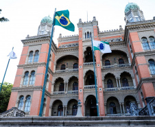 O governador Carlos Massa Ratinho Junior afirmou nesta quinta-feira (7), em visita à Fundação Oswaldo Cruz (Fiocruz), no Rio de Janeiro, que a vacinação no Paraná deve começar em janeiro em profissionais de saúde e comunidades indígenas isoladas.