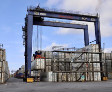 O volume de cargas importadas e exportadas em contêineres em 2020, pelo Porto de Paranaguá, aumentou 6% em relação a 2019. Foram 8.541.091 toneladas, 508.664 toneladas a mais que no ano anterior. Os produtos conteinerizados representam 14,9% da movimentação geral dos portos do Paraná.