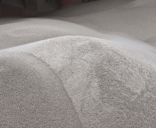 No berço 204, a oeste do cais do Porto de Paranaguá, o embarque de um novo produto chamou a atenção nesse início de semana. A granel, pellets de bagaço de cana-de-açúcar encheram os porões do navio Marina Prince. A biomassa é produto de exportação que vai atender o mercado do Reino Unido na geração de energia sustentável. A operação está sendo concluída nesta terça-feira (12).