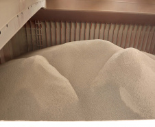 No berço 204, a oeste do cais do Porto de Paranaguá, o embarque de um novo produto chamou a atenção nesse início de semana. A granel, pellets de bagaço de cana-de-açúcar encheram os porões do navio Marina Prince. A biomassa é produto de exportação que vai atender o mercado do Reino Unido na geração de energia sustentável. A operação está sendo concluída nesta terça-feira (12).