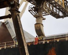 No berço 204, a oeste do cais do Porto de Paranaguá, o embarque de um novo produto chamou a atenção nesse início de semana. A granel, pellets de bagaço de cana-de-açúcar encheram os porões do navio Marina Prince. A biomassa é produto de exportação que vai atender o mercado do Reino Unido na geração de energia sustentável. A operação está sendo concluída nesta terça-feira (12).