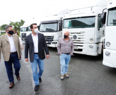 O governador Carlos Massa Ratinho Junior vistoriou nesta quarta-feira (12) o estoque dos chamados “insumos secos” que o Paraná já tem disponível para iniciar o processo de vacinação contra a Covid-19. São agulhas, seringas, máscaras, luvas, aventais e algodão, entre outros itens, que estão centralizados em dois pontos principais em Curitiba: o Centro de Medicamentos do Paraná (Cemepar) e o Ginásio de Esportes do Tarumã. 
