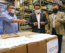 O governador Carlos Massa Ratinho Junior vistoriou nesta quarta-feira (12) o estoque dos chamados “insumos secos” que o Paraná já tem disponível para iniciar o processo de vacinação contra a Covid-19. São agulhas, seringas, máscaras, luvas, aventais e algodão, entre outros itens, que estão centralizados em dois pontos principais em Curitiba: o Centro de Medicamentos do Paraná (Cemepar) e o Ginásio de Esportes do Tarumã. 
Foto: Jonathan Campos/AEN