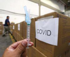 O governador Carlos Massa Ratinho Junior vistoriou nesta quarta-feira (12) o estoque dos chamados “insumos secos” que o Paraná já tem disponível para iniciar o processo de vacinação contra a Covid-19. São agulhas, seringas, máscaras, luvas, aventais e algodão, entre outros itens, que estão centralizados em dois pontos principais em Curitiba: o Centro de Medicamentos do Paraná (Cemepar) e o Ginásio de Esportes do Tarumã. 
Foto: Jonathan Campos/AEN