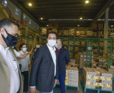 O governador Carlos Massa Ratinho Junior vistoriou nesta quarta-feira (12) o estoque dos chamados “insumos secos” que o Paraná já tem disponível para iniciar o processo de vacinação contra a Covid-19. São agulhas, seringas, máscaras, luvas, aventais e algodão, entre outros itens, que estão centralizados em dois pontos principais em Curitiba: o Centro de Medicamentos do Paraná (Cemepar) e o Ginásio de Esportes do Tarumã. 
Foto: Jonathan Campos/AEN