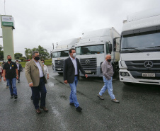 O governador Carlos Massa Ratinho Junior vistoriou nesta quarta-feira (12) o estoque dos chamados “insumos secos” que o Paraná já tem disponível para iniciar o processo de vacinação contra a Covid-19. São agulhas, seringas, máscaras, luvas, aventais e algodão, entre outros itens, que estão centralizados em dois pontos principais em Curitiba: o Centro de Medicamentos do Paraná (Cemepar) e o Ginásio de Esportes do Tarumã. 
Foto: Jonathan Campos/AEN