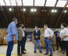 O governador Carlos Massa Ratinho Junior vistoriou nesta quarta-feira (12) o estoque dos chamados “insumos secos” que o Paraná já tem disponível para iniciar o processo de vacinação contra a Covid-19. São agulhas, seringas, máscaras, luvas, aventais e algodão, entre outros itens, que estão centralizados em dois pontos principais em Curitiba: o Centro de Medicamentos do Paraná (Cemepar) e o Ginásio de Esportes do Tarumã. 
Foto: Jonathan Campos/AEN