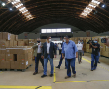 O governador Carlos Massa Ratinho Junior vistoriou nesta quarta-feira (12) o estoque dos chamados “insumos secos” que o Paraná já tem disponível para iniciar o processo de vacinação contra a Covid-19. São agulhas, seringas, máscaras, luvas, aventais e algodão, entre outros itens, que estão centralizados em dois pontos principais em Curitiba: o Centro de Medicamentos do Paraná (Cemepar) e o Ginásio de Esportes do Tarumã. 
Foto: Jonathan Campos/AEN