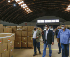O governador Carlos Massa Ratinho Junior vistoriou nesta quarta-feira (12) o estoque dos chamados “insumos secos” que o Paraná já tem disponível para iniciar o processo de vacinação contra a Covid-19. São agulhas, seringas, máscaras, luvas, aventais e algodão, entre outros itens, que estão centralizados em dois pontos principais em Curitiba: o Centro de Medicamentos do Paraná (Cemepar) e o Ginásio de Esportes do Tarumã. 
Foto: Jonathan Campos/AEN