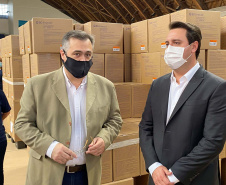 O governador Carlos Massa Ratinho Junior agradeceu à dedicação dos profissionais da saúde envolvidos em toda a linha de frente do combate ao novo coronavírus. Ele destacou durante a visita ao Centro de Medicamentos do Paraná (Cemepar), em Curitiba, nesta quarta-feira (13), que a equipe tem exercido papel fundamental na logística que permite a chegada de insumos preparatórios para a campanha de vacinação contra a Covid-19.
