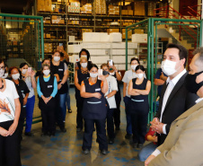 O governador Carlos Massa Ratinho Junior agradeceu à dedicação dos profissionais da saúde envolvidos em toda a linha de frente do combate ao novo coronavírus. Ele destacou durante a visita ao Centro de Medicamentos do Paraná (Cemepar), em Curitiba, nesta quarta-feira (13), que a equipe tem exercido papel fundamental na logística que permite a chegada de insumos preparatórios para a campanha de vacinação contra a Covid-19.
