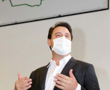 O governador Carlos Massa Ratinho Junior agradeceu à dedicação dos profissionais da saúde envolvidos em toda a linha de frente do combate ao novo coronavírus. Ele destacou durante a visita ao Centro de Medicamentos do Paraná (Cemepar), em Curitiba, nesta quarta-feira (13), que a equipe tem exercido papel fundamental na logística que permite a chegada de insumos preparatórios para a campanha de vacinação contra a Covid-19.
