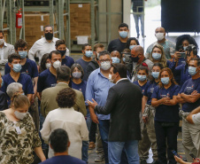 O governador Carlos Massa Ratinho Junior agradeceu à dedicação dos profissionais da saúde envolvidos em toda a linha de frente do combate ao novo coronavírus. Ele destacou durante a visita ao Centro de Medicamentos do Paraná (Cemepar), em Curitiba, nesta quarta-feira (13), que a equipe tem exercido papel fundamental na logística que permite a chegada de insumos preparatórios para a campanha de vacinação contra a Covid-19.
Foto:  Jonathan Campos/AEN