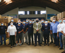 O governador Carlos Massa Ratinho Junior agradeceu à dedicação dos profissionais da saúde envolvidos em toda a linha de frente do combate ao novo coronavírus. Ele destacou durante a visita ao Centro de Medicamentos do Paraná (Cemepar), em Curitiba, nesta quarta-feira (13), que a equipe tem exercido papel fundamental na logística que permite a chegada de insumos preparatórios para a campanha de vacinação contra a Covid-19.
Foto:  Jonathan Campos/AEN
