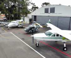 O Governo do Estado apresentou nesta sexta-feira (15), às 10h30, no Aeroporto do Bacacheri, a estrutura disponível para a distribuição da vacina contra a Covid-19. Como forma de acelerar a imunização no Paraná, o Governo destacou toda a frota área do Estado, formada por aviões e helicópteros, para o transporte da vacina. Foto: Geraldo Bubniak/AEN