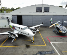 O Governo do Estado apresentou nesta sexta-feira (15), às 10h30, no Aeroporto do Bacacheri, a estrutura disponível para a distribuição da vacina contra a Covid-19. Como forma de acelerar a imunização no Paraná, o Governo destacou toda a frota área do Estado, formada por aviões e helicópteros, para o transporte da vacina. Foto: Geraldo Bubniak/AEN