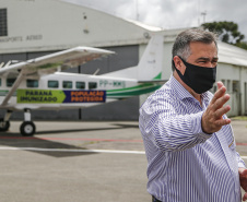 O Governo do Estado apresentou nesta sexta-feira (15), às 10h30, no Aeroporto do Bacacheri, a estrutura disponível para a distribuição da vacina contra a Covid-19. Como forma de acelerar a imunização no Paraná, o Governo destacou toda a frota área do Estado, formada por aviões e helicópteros, para o transporte da vacina. Foto: Jonathan Campos/AEN