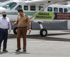 O Governo do Estado apresentou nesta sexta-feira (15), às 10h30, no Aeroporto do Bacacheri, a estrutura disponível para a distribuição da vacina contra a Covid-19. Como forma de acelerar a imunização no Paraná, o Governo destacou toda a frota área do Estado, formada por aviões e helicópteros, para o transporte da vacina. Foto: Jonathan Campos/AEN