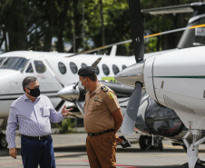 O Governo do Estado apresentou nesta sexta-feira (15), às 10h30, no Aeroporto do Bacacheri, a estrutura disponível para a distribuição da vacina contra a Covid-19. Como forma de acelerar a imunização no Paraná, o Governo destacou toda a frota área do Estado, formada por aviões e helicópteros, para o transporte da vacina. Foto: Jonathan Campos/AEN