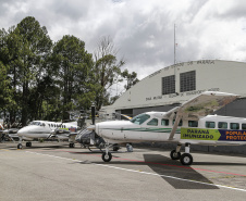 O Governo do Estado apresentou nesta sexta-feira (15), às 10h30, no Aeroporto do Bacacheri, a estrutura disponível para a distribuição da vacina contra a Covid-19. Como forma de acelerar a imunização no Paraná, o Governo destacou toda a frota área do Estado, formada por aviões e helicópteros, para o transporte da vacina. Foto: Jonathan Campos/AEN