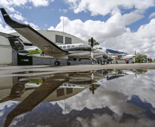 O Governo do Estado apresentou nesta sexta-feira (15), às 10h30, no Aeroporto do Bacacheri, a estrutura disponível para a distribuição da vacina contra a Covid-19. Como forma de acelerar a imunização no Paraná, o Governo destacou toda a frota área do Estado, formada por aviões e helicópteros, para o transporte da vacina. Foto: Jonathan Campos/AEN