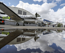O Governo do Estado apresentou nesta sexta-feira (15), às 10h30, no Aeroporto do Bacacheri, a estrutura disponível para a distribuição da vacina contra a Covid-19. Como forma de acelerar a imunização no Paraná, o Governo destacou toda a frota área do Estado, formada por aviões e helicópteros, para o transporte da vacina. Foto: Jonathan Campos/AEN