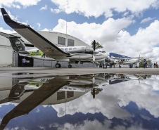O Governo do Estado apresentou nesta sexta-feira (15), às 10h30, no Aeroporto do Bacacheri, a estrutura disponível para a distribuição da vacina contra a Covid-19. Como forma de acelerar a imunização no Paraná, o Governo destacou toda a frota área do Estado, formada por aviões e helicópteros, para o transporte da vacina. Foto: Jonathan Campos/AEN