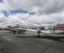 O Governo do Estado apresentou nesta sexta-feira (15), às 10h30, no Aeroporto do Bacacheri, a estrutura disponível para a distribuição da vacina contra a Covid-19. Como forma de acelerar a imunização no Paraná, o Governo destacou toda a frota área do Estado, formada por aviões e helicópteros, para o transporte da vacina. Foto: Jonathan Campos/AEN